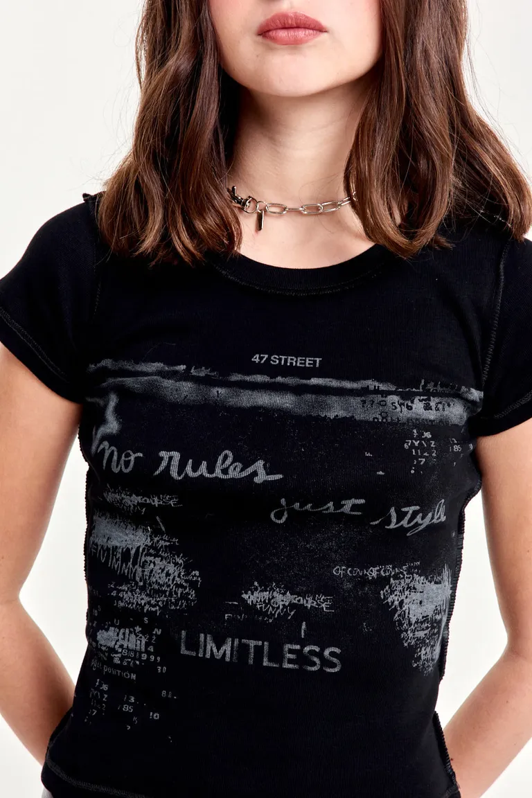 Remera de algodón con estampa frontal y costuras a la vista de 47 Street en Remeras para argentina