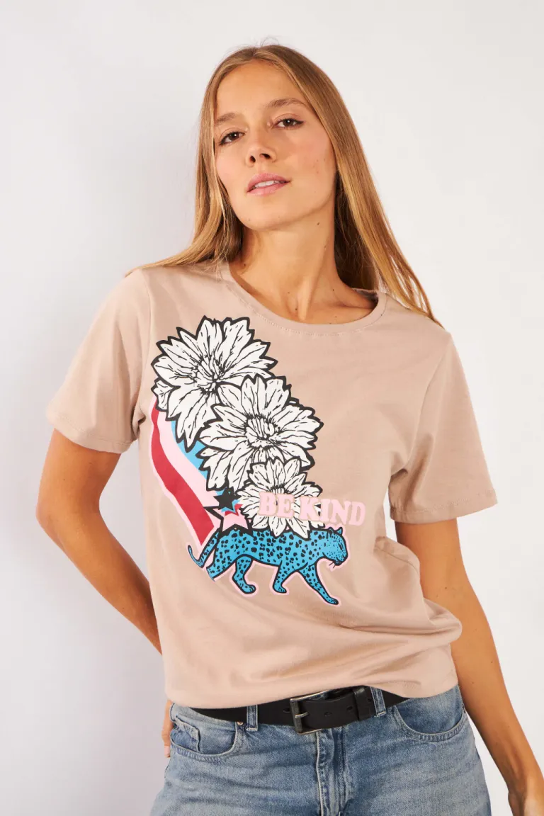 Remera de algodón con estampa de flores y animal en diseño vistoso de Belle en Remeras para argentina
