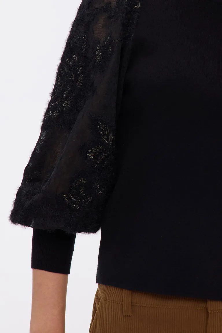 Sweater con mangas globo de encaje y escote redondo de Cuesta Blanca en Buzos y Sweaters para argentina