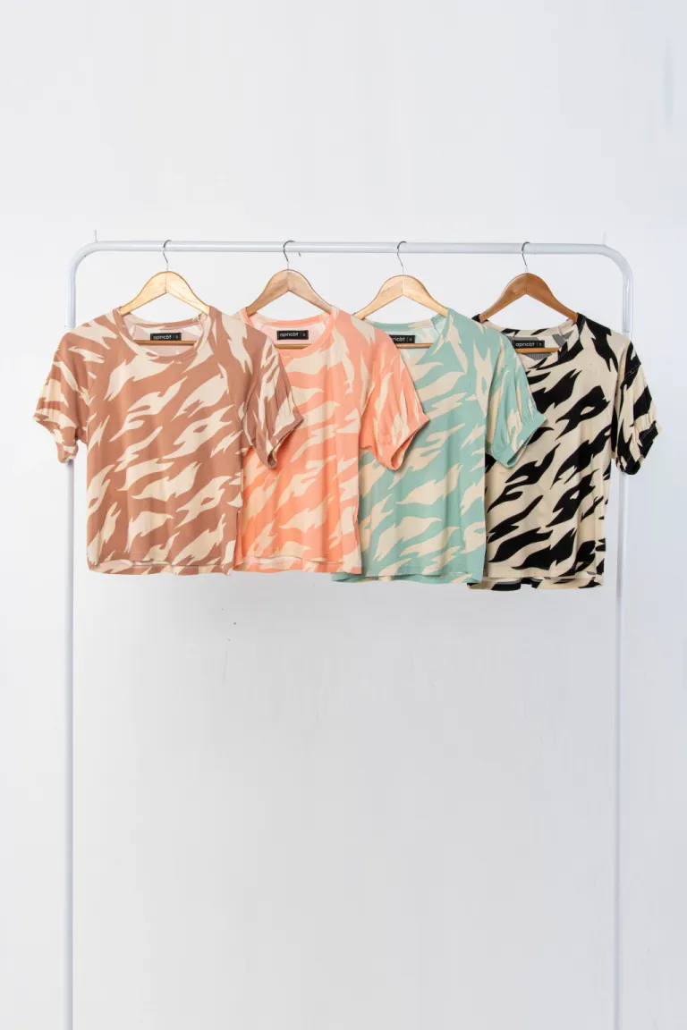Remera estampada de mujer con diseños innovadores y combinaciones de colores llamativas de Apricot en Remeras para argentina