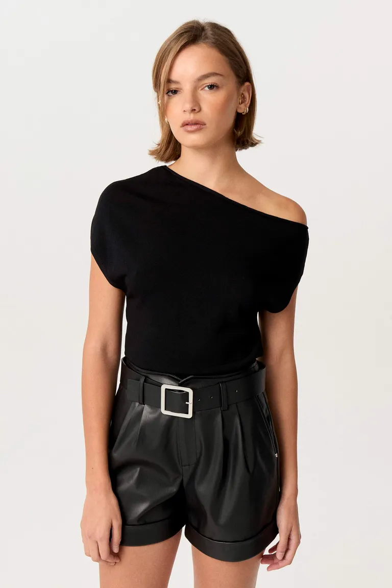 Remera tejida de punto liso con escote diagonal y hombro caído de Markova en Remeras para argentina