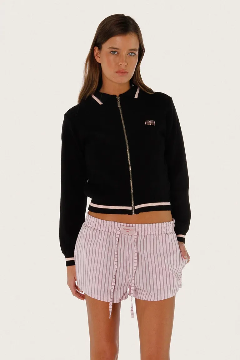 Chaqueta negra tejida en viscosa elastizada, con diseño de cuello polo y cierre de cremallera de Sofia Sarkany en Chaquetas para argentina