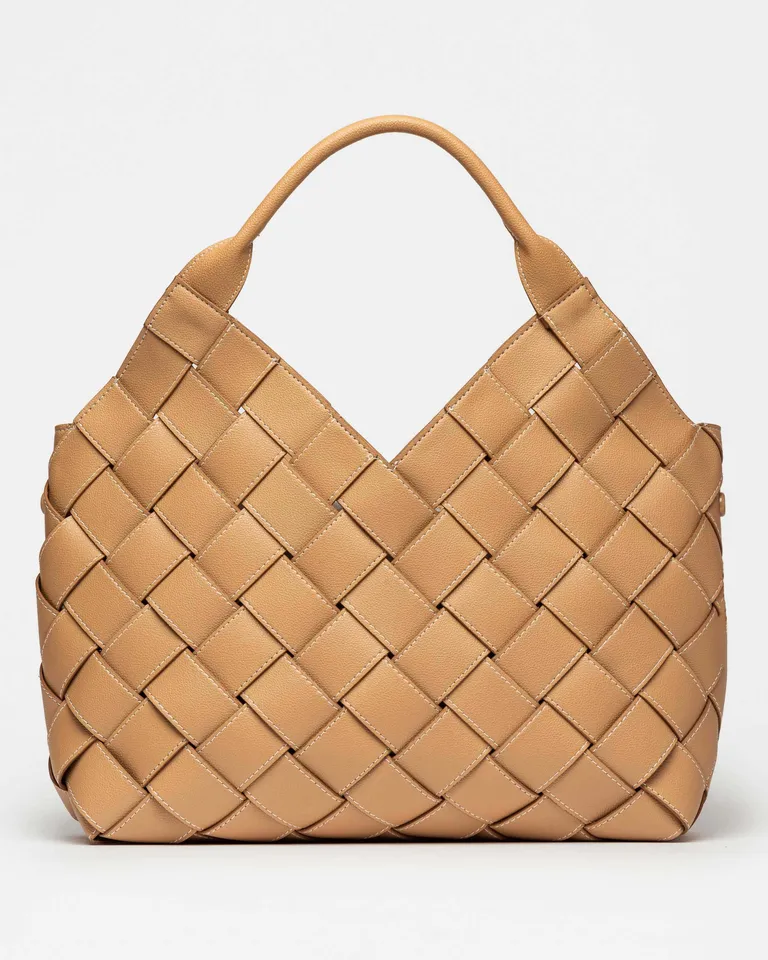 Bolso de mano trenzado en efecto cuero marrón con detalles costeros y acabado artesanal de Prüne en Bolsos y Carteras para argentina