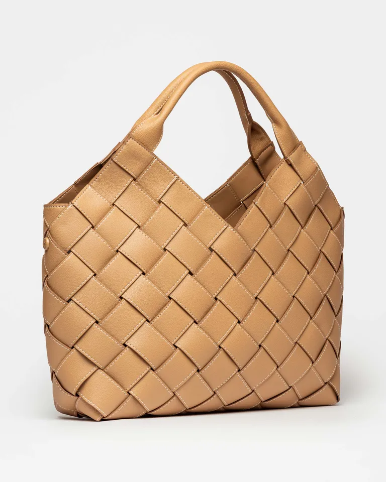 Bolso de mano trenzado en efecto cuero marrón con detalles costeros y acabado artesanal de Prüne en Bolsos y Carteras para argentina