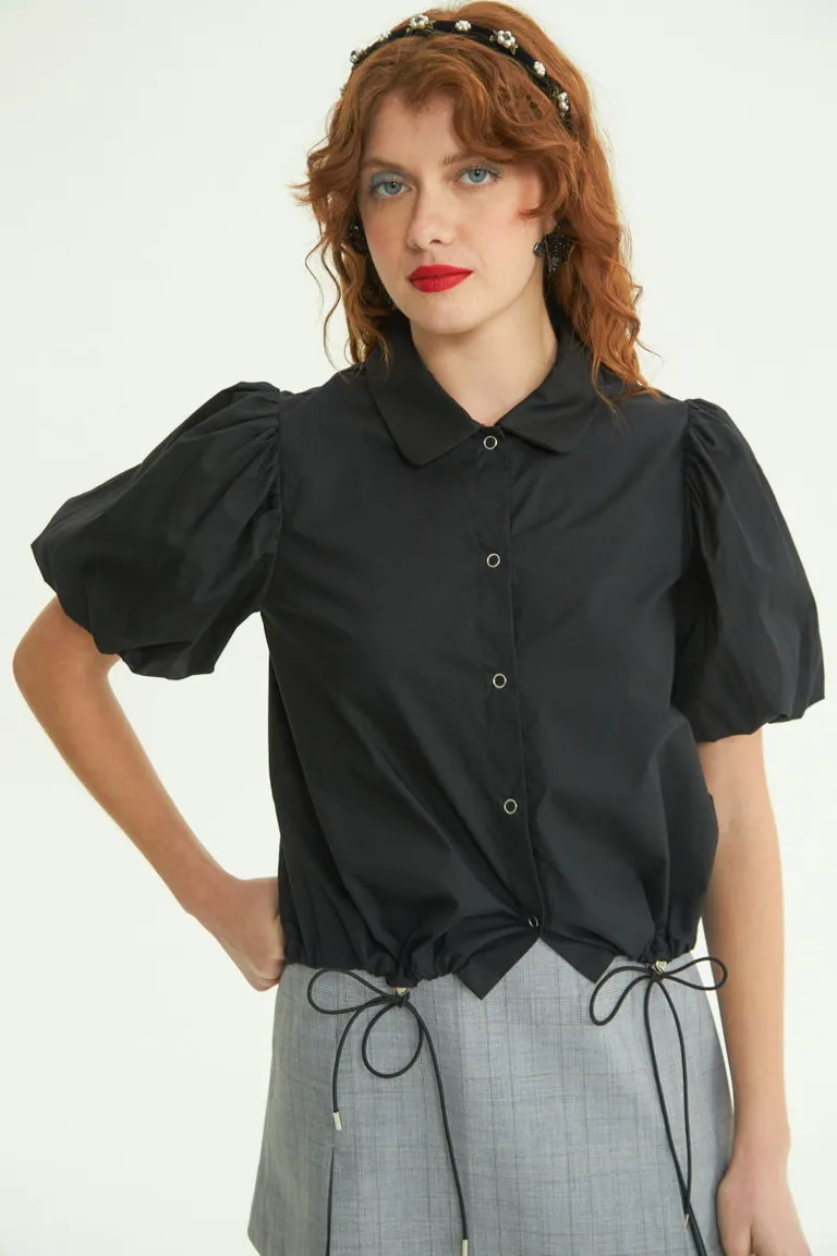 Camisa negra con mangas globo y cuello redondo, diseño versátil y moderno de Las Pepas en Camisas para argentina