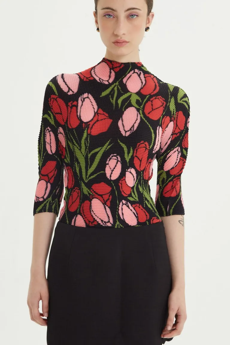 Blusa plisada de mujer con cuello alto y mangas tres cuartos con diseño floral de Las Pepas en Blusas para argentina