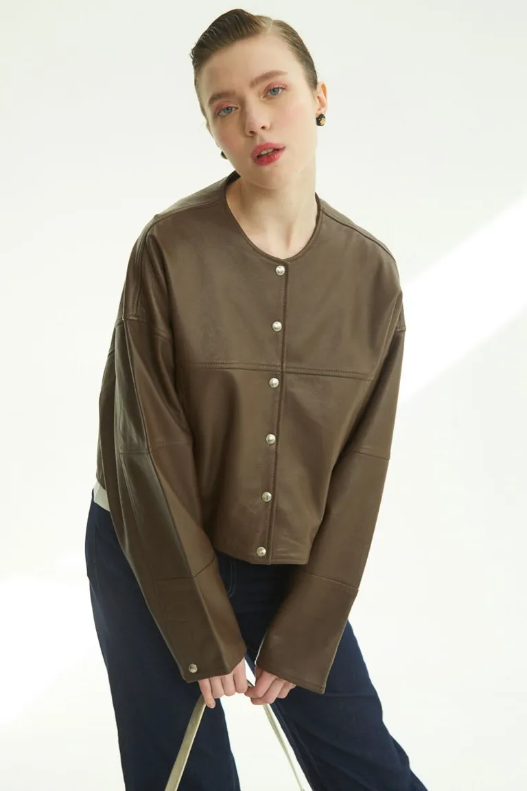Chaqueta de cuero gris con cuello mao y cierre de snaps metálicos de Las Pepas en Chaquetas para argentina
