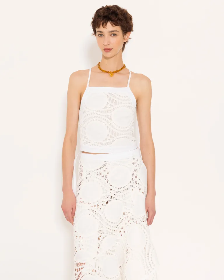 Top blanco de tejido broderie con diseño halter y silueta amplia de Jazmin Chebar en Tops para argentina