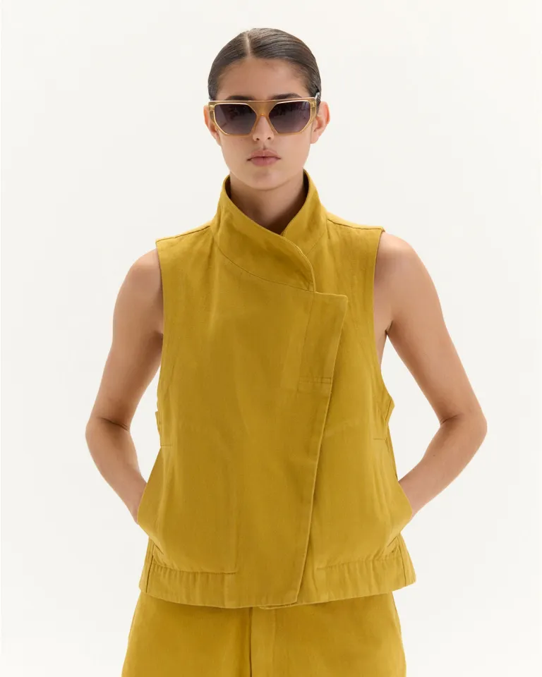 Chaleco de gabardina roja con cruce y bolsillos laterales - Versatilidad y elegancia en una sola prenda de Blue Sheep en Chalecos para argentina