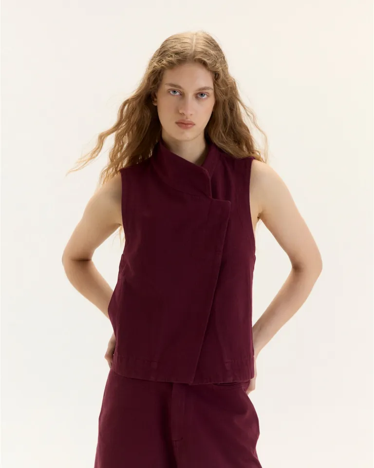 Chaleco de gabardina roja con cruce y bolsillos laterales - Versatilidad y elegancia en una sola prenda de Blue Sheep en Chalecos para argentina