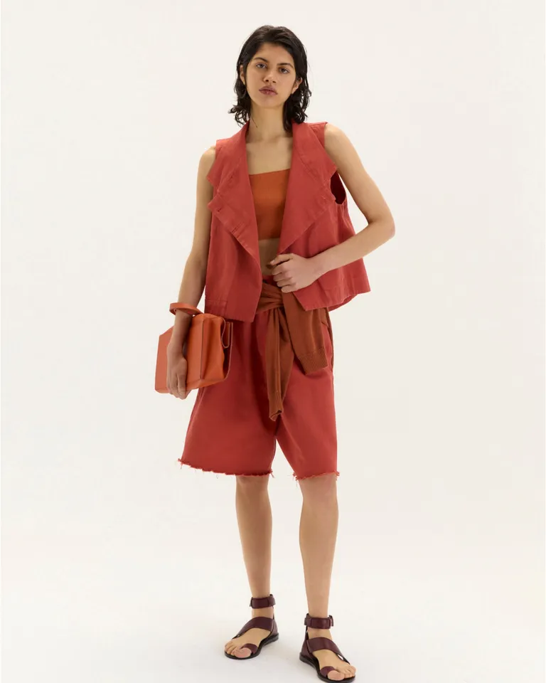 Chaleco de gabardina roja con cruce y bolsillos laterales - Versatilidad y elegancia en una sola prenda de Blue Sheep en Chalecos para argentina