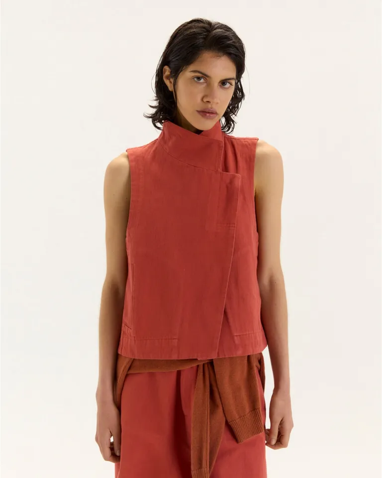 Chaleco de gabardina roja con cruce y bolsillos laterales - Versatilidad y elegancia en una sola prenda de Blue Sheep en Chalecos para argentina