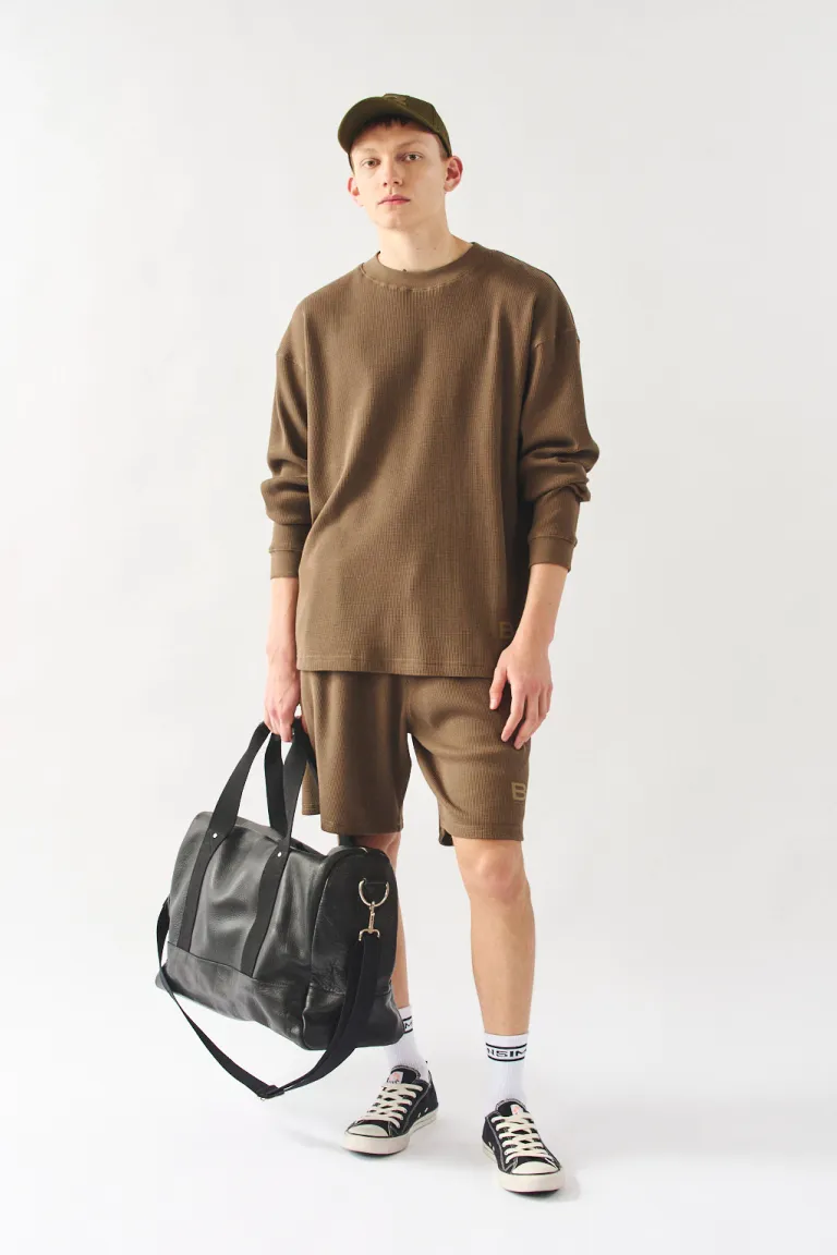 Buzo waffle de cuello redondo en tono marrón, diseño suelto y cómodo para hombre de Bensimon en Buzos y Sweaters para argentina