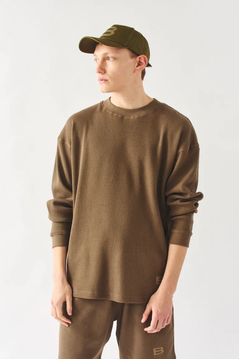Buzo waffle de cuello redondo en tono marrón, diseño suelto y cómodo para hombre de Bensimon en Buzos y Sweaters para argentina