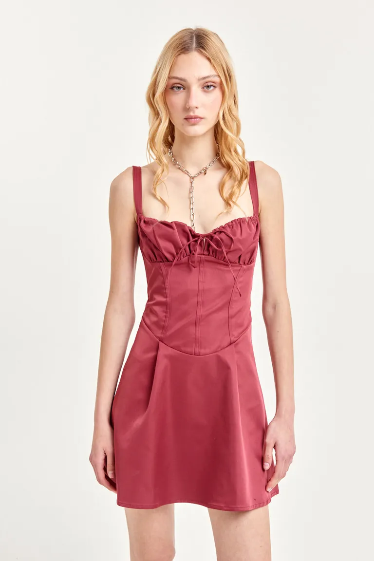 Vestido femenino de corte estructura con detalles frunces en el escote y ajuste regulable de 47 Street en Vestidos para argentina