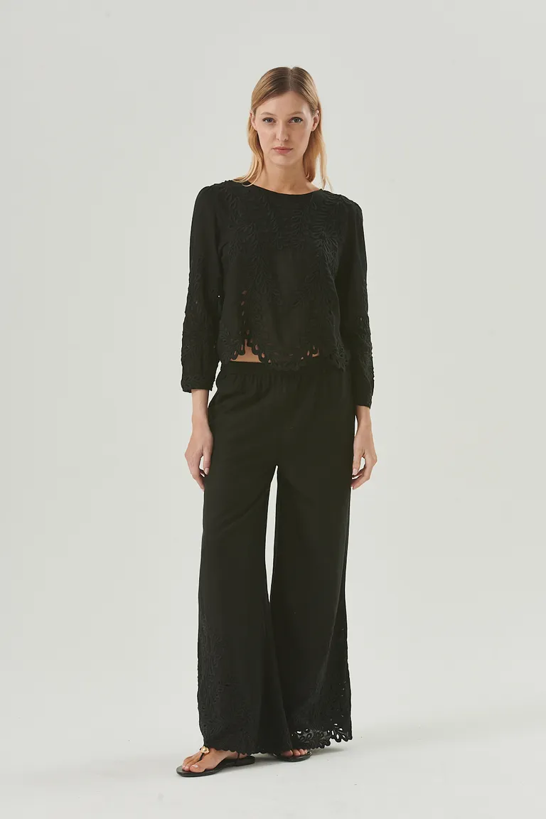 Pantalón ancho con bordados en el ruedo, estilo boho-chic y distinguido de Sweet en Pantalones para argentina