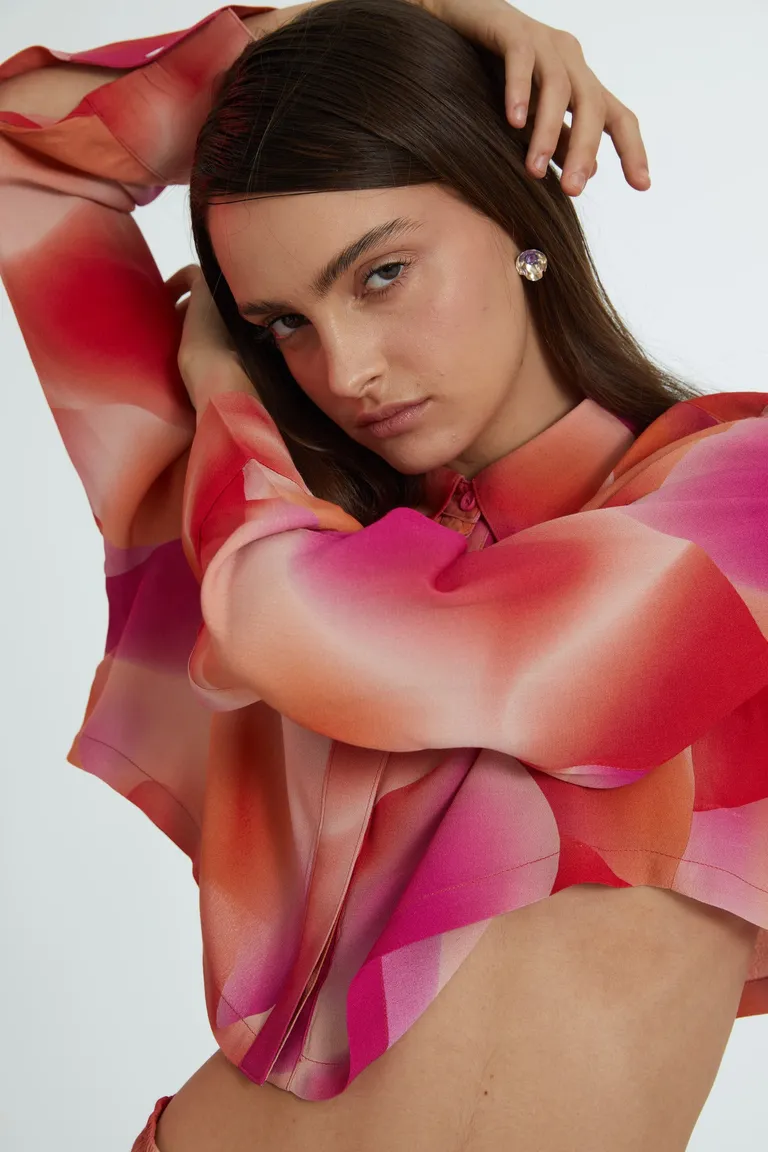 Camisa de crepe estampado con cuello camisero y cartera escondida de Naíma en Camisas para argentina