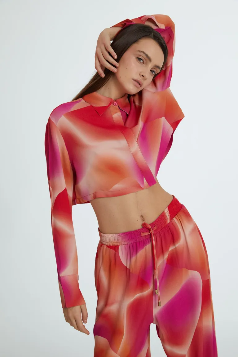 Camisa de crepe estampado con cuello camisero y cartera escondida de Naíma en Camisas para argentina