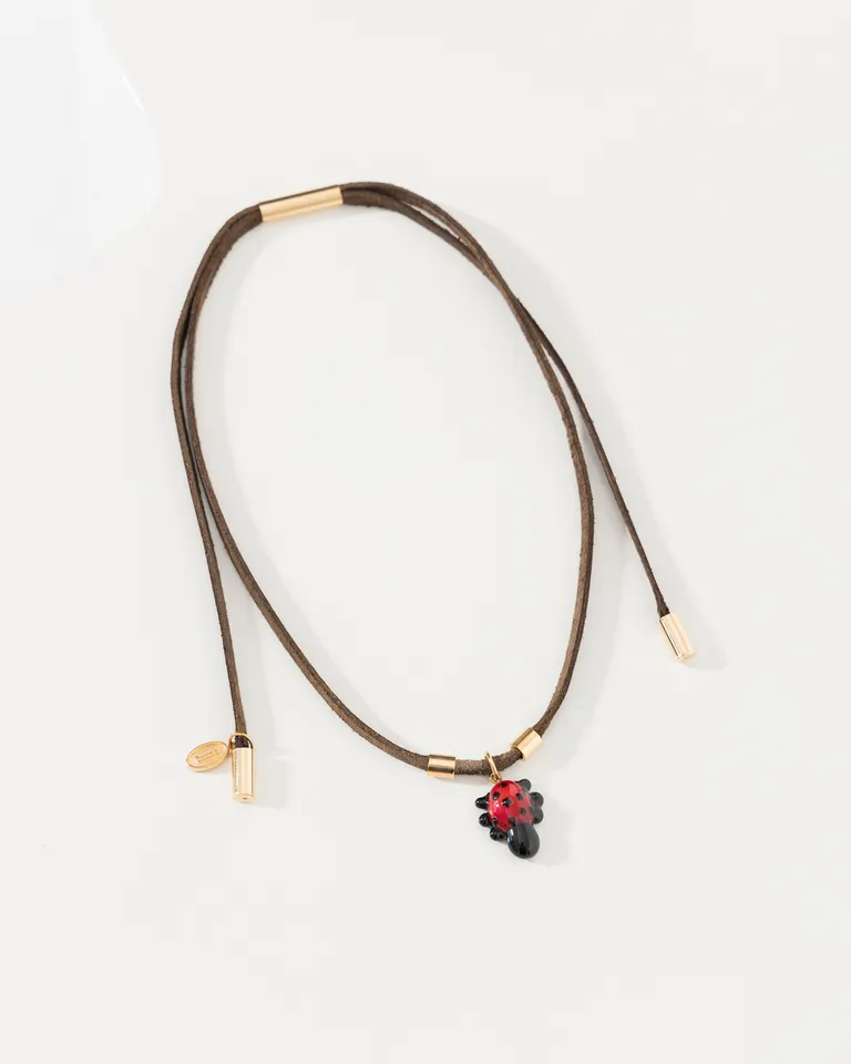 Collar artesanal con dije de mariquita en cuero y vidrio de Jazmin Chebar en Bijouterie para argentina