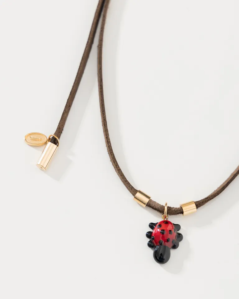 Collar artesanal con dije de mariquita en cuero y vidrio de Jazmin Chebar en Bijouterie para argentina