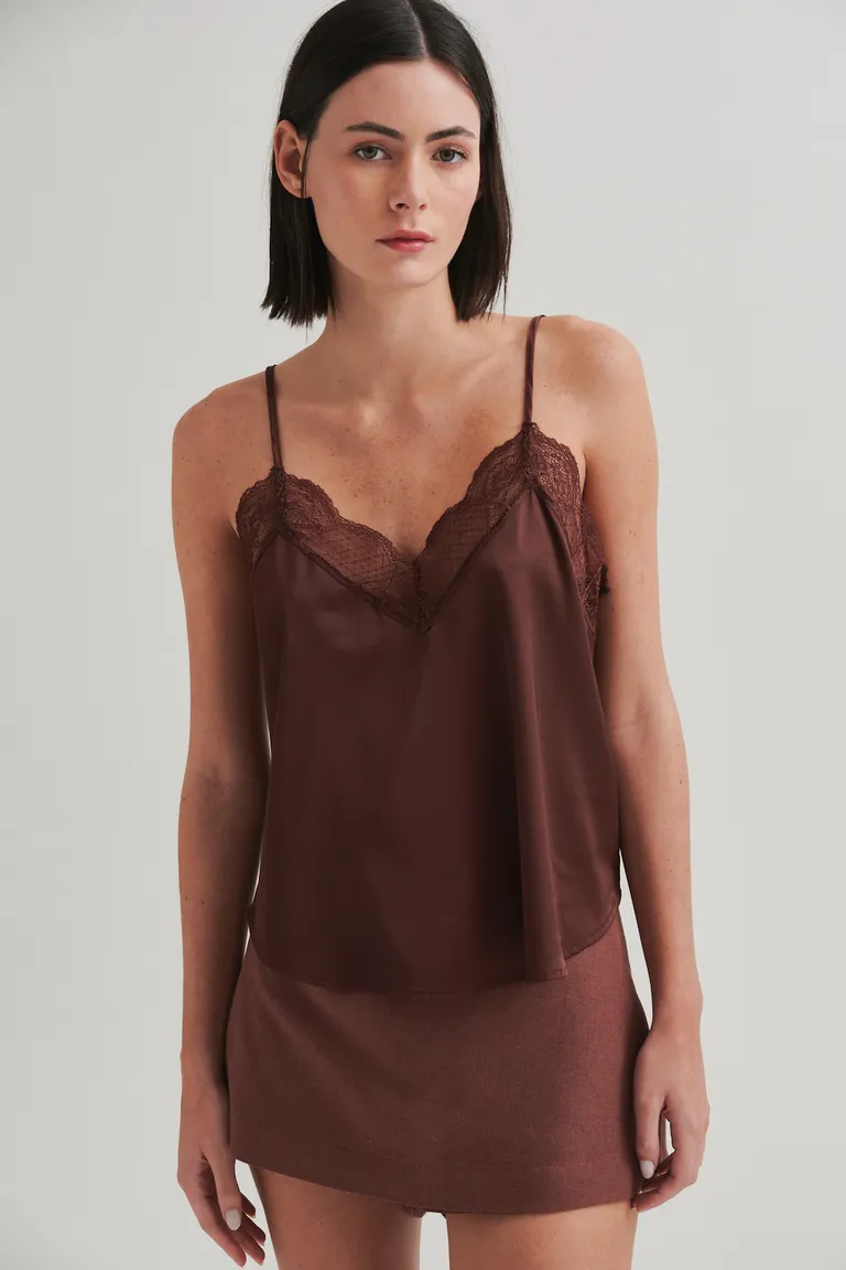 Top de satén con escote en V y puntilla, un accesorio elegante y versátil de Sweet en Tops para argentina