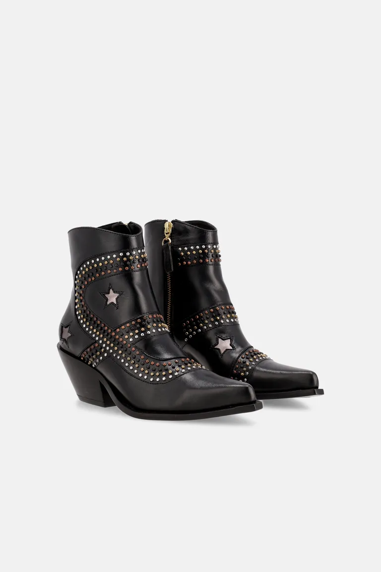 Botas de cuero negras con tachas: un calzado de moda con diseño rockero de Justaosadia en Botas y Botinetas para argentina