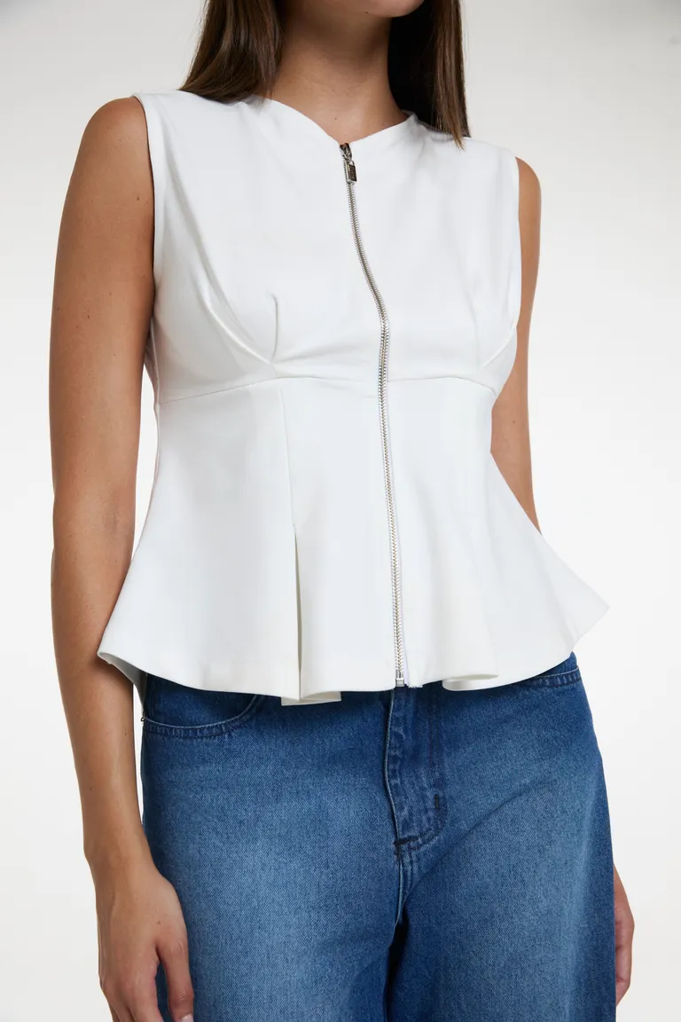 Top sin mangas con cierre frontal y detalle peplum entallado de Justaosadia en Tops para argentina