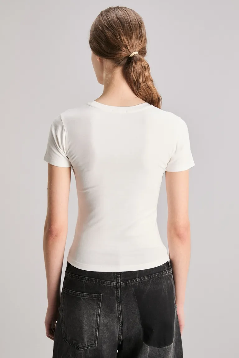 Remera blanca con estampado gráfico de la línea exclusiva de Eva de Kosiuko en Remeras para argentina