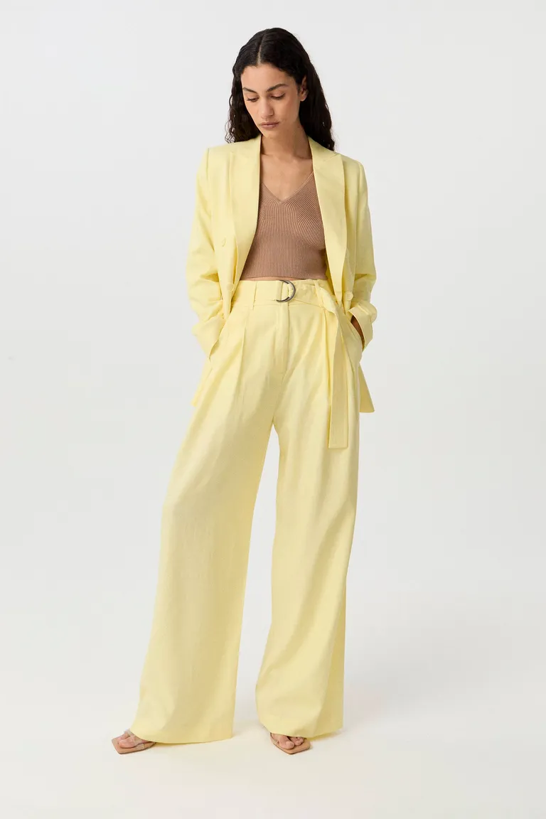 Pantalón de corte amplio y cintura alta en un sofisticado tono amarillo de Markova en Pantalones para argentina