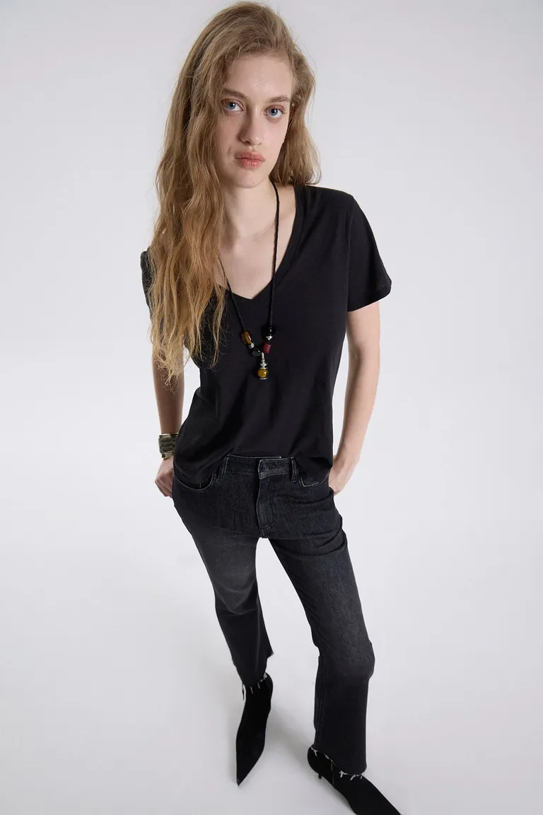 Remera de manga corta con escote en V y diseño de calce clásico de Maria Cher en Remeras para argentina