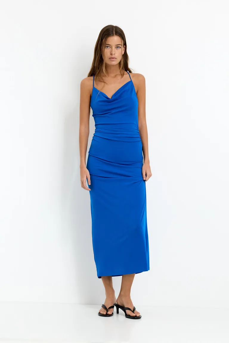 Vestido midi bretel asimétrico de Pull&Bear en Vestidos para argentina