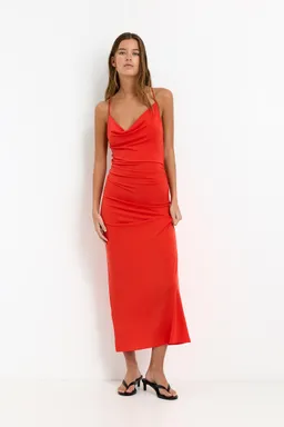 Vestido midi bretel asimétrico de Pull&Bear en Vestidos para argentina