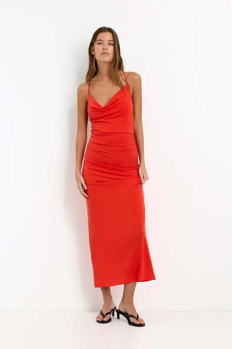 Vestido midi bretel asimétrico de Pull&Bear en Vestidos para argentina