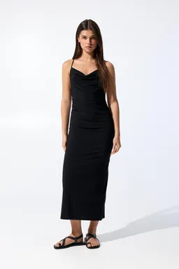 Vestido midi bretel asimétrico de Pull&Bear en Vestidos para argentina