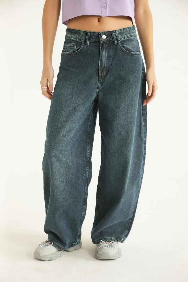 Pantalón de jean de corte ancho y ajuste holgado en un tono azul desgastado de Las Pepas en Pantalones para argentina