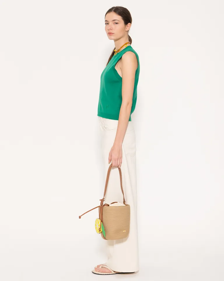 Cartera de cesta tejida en hilo sintético y correas de cuero vacuno liso con detalles especiales de Jazmin Chebar en Bolsos y Carteras para argentina