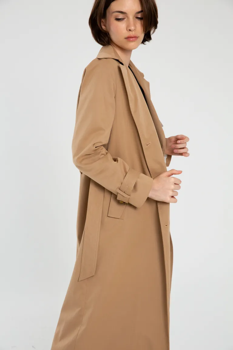 Trench camel de diseño contemporáneo y silueta regular de Naíma en Tapados para argentina