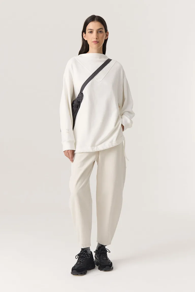 Buzo holgado con escote bote, hombros caídos y abertura lateral en el ruedo de Furzai en Buzos y Sweaters para argentina