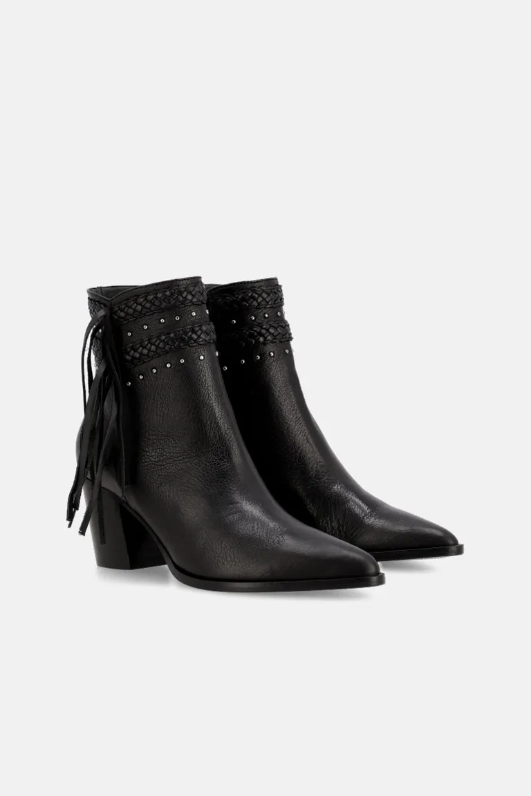 Botineta con punta afinada, detalles trenzados, tachas, flecos laterales y taco medio de Justaosadia en Botas y Botinetas para argentina