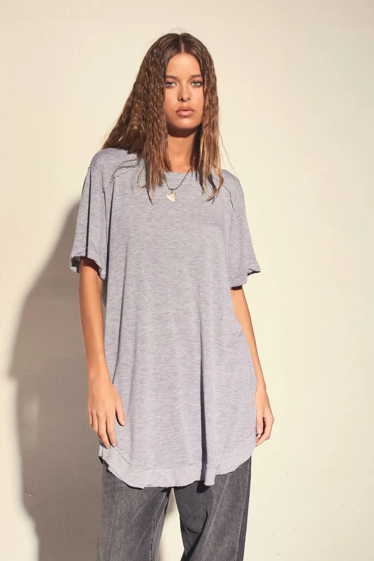 Remera gris de corte holgado y estampado sutil para un estilo casual y refinado de Allo Martinez en Remeras para argentina