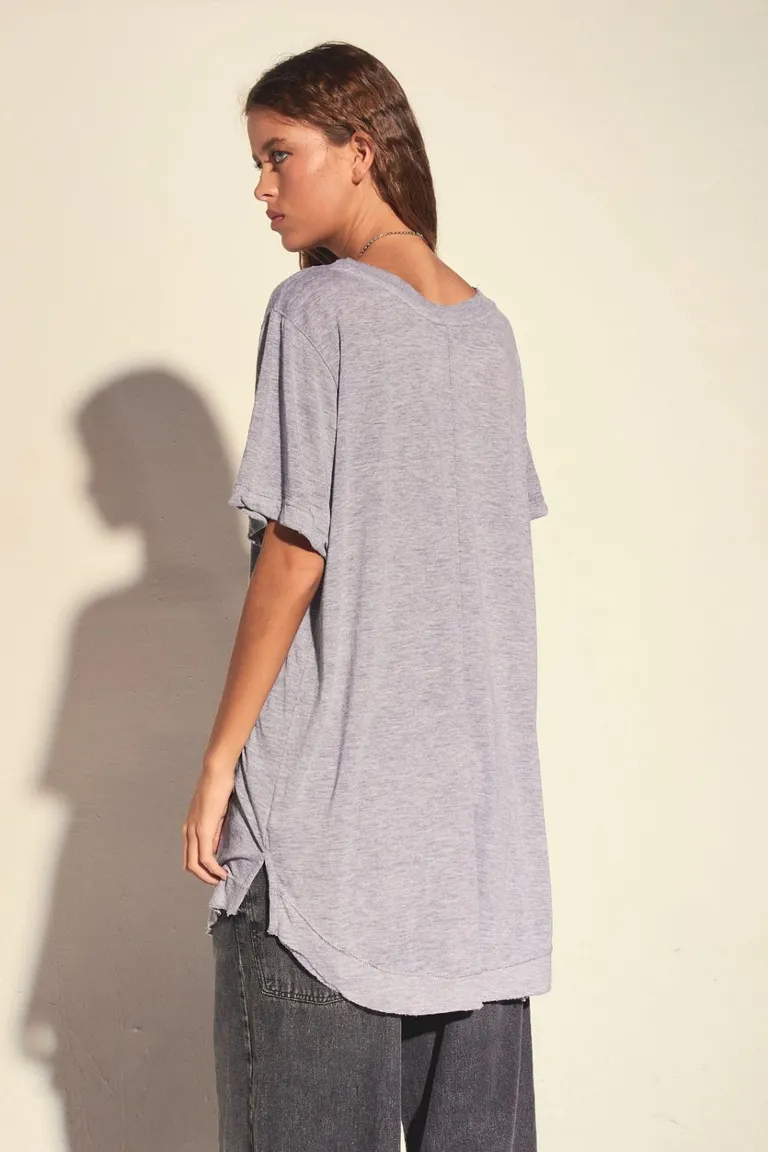 Remera gris de corte holgado y estampado sutil para un estilo casual y refinado de Allo Martinez en Remeras para argentina