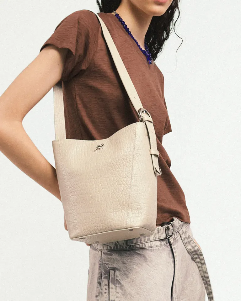 Bolso de mano de cuero de primera calidad con detalles personalizados de Jazmin Chebar en Bolsos y Carteras para argentina