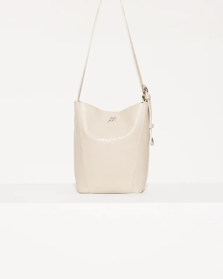 Bolso de mano de cuero de primera calidad con detalles personalizados de Jazmin Chebar en Bolsos y Carteras para argentina