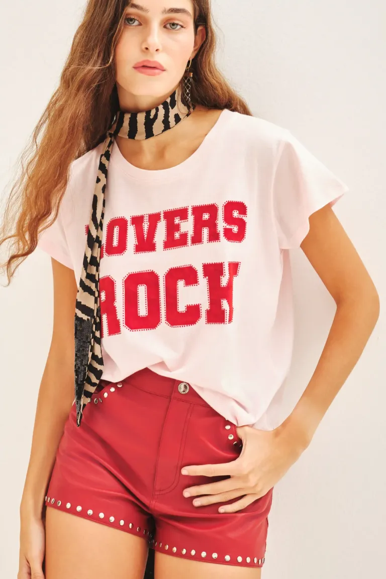 Remera manga corta con estampa Lovers Rock y detalles de tachas termofijadas de Rapsodia en Remeras para argentina
