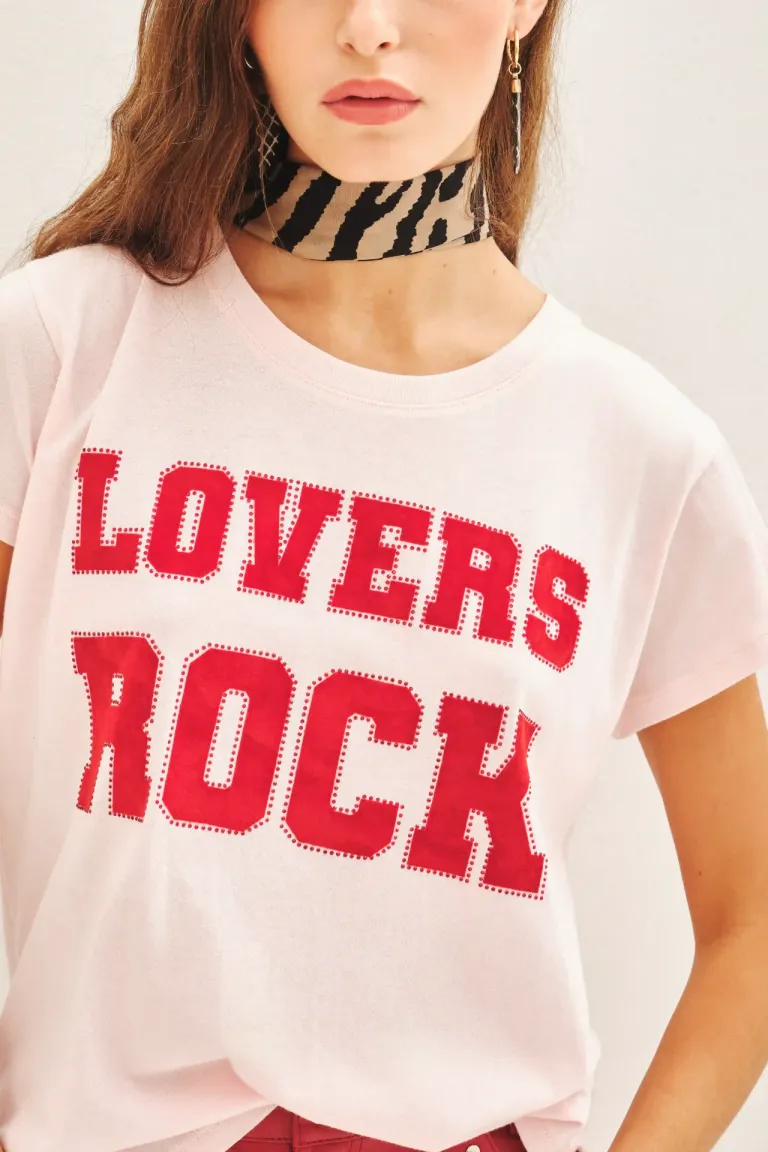 Remera manga corta con estampa Lovers Rock y detalles de tachas termofijadas de Rapsodia en Remeras para argentina