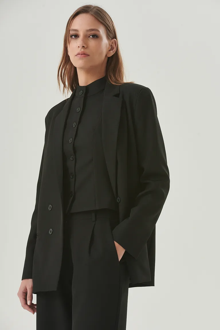Elegante y atemporal blazer negro con doble abotonadura y solapas definidas de Sweet en Blazers para argentina