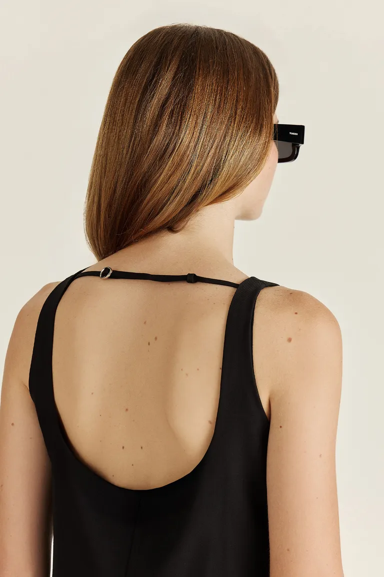 Vestido negro de corte recto con detalles metálicos en la espalda de Tucci en Vestidos para argentina