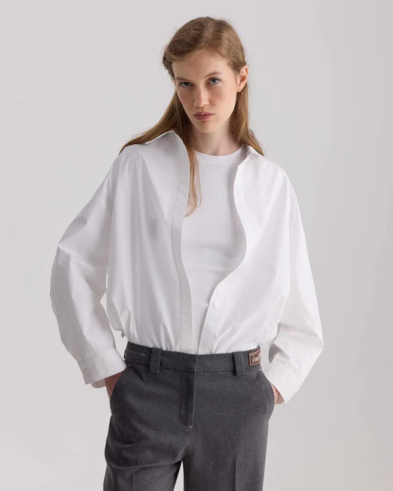 Camisa de mujer oversize con cuello clásico y cierre de botones de Prüne en Camisas para argentina