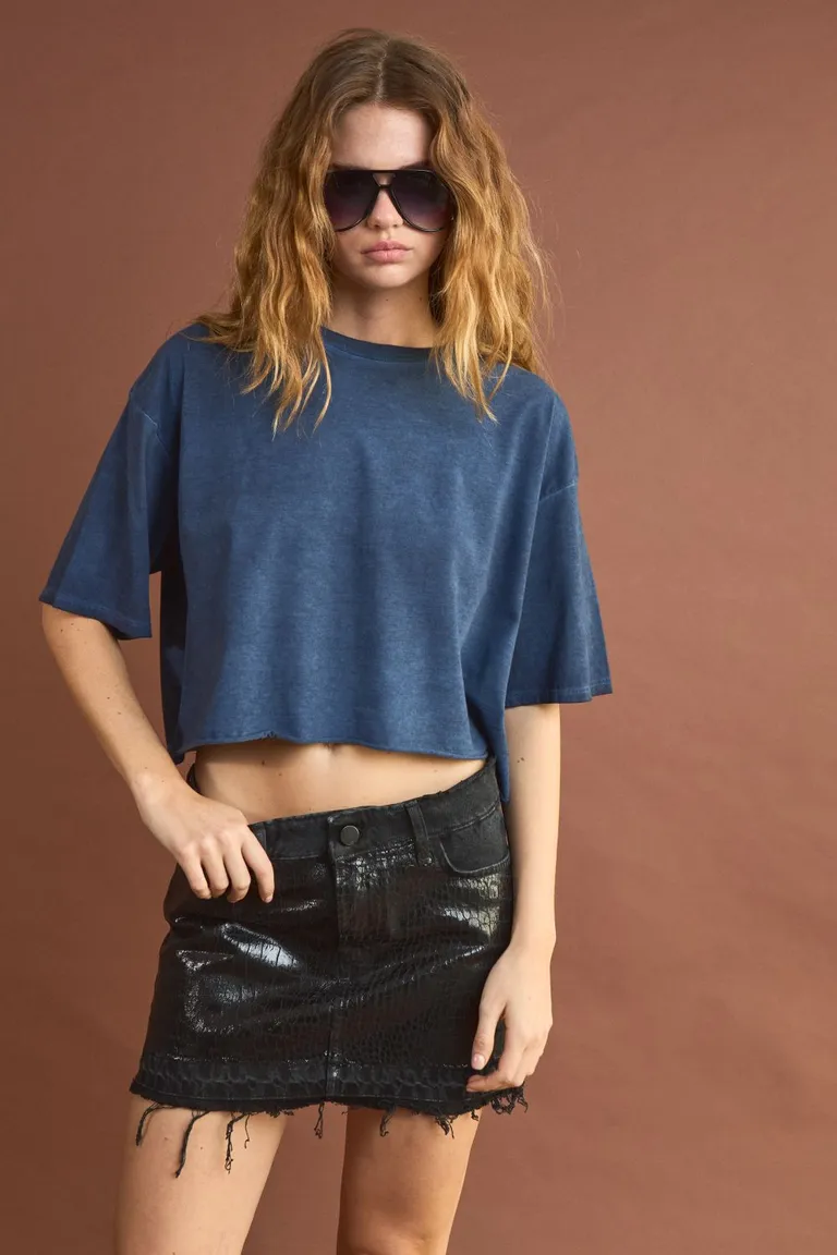 Remera cropped de color azul con proceso de teñido artesanal de Allo Martinez en Remeras para argentina