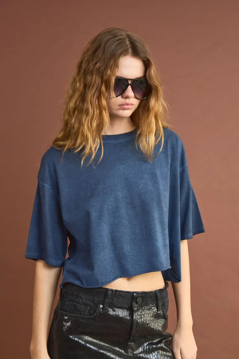 Remera cropped de color azul con proceso de teñido artesanal de Allo Martinez en Remeras para argentina